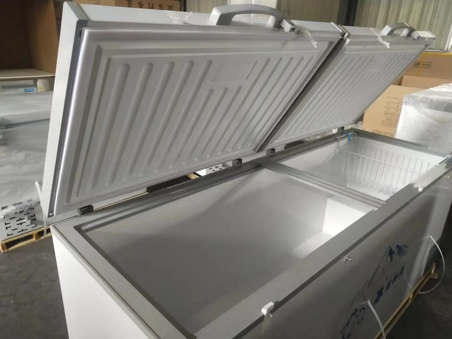 Brand New 418 Litre 2-Door Commercial Chest Freezer 220V Single-Temperature Refrigerator for Home Use Meat Storage