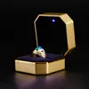 Caja de anillo de oro