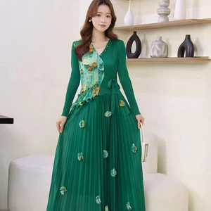 Women's Elegant Emerald Green Long Sleeve Pleated Maxi Dress with 3D Floral Applique Artistic Print