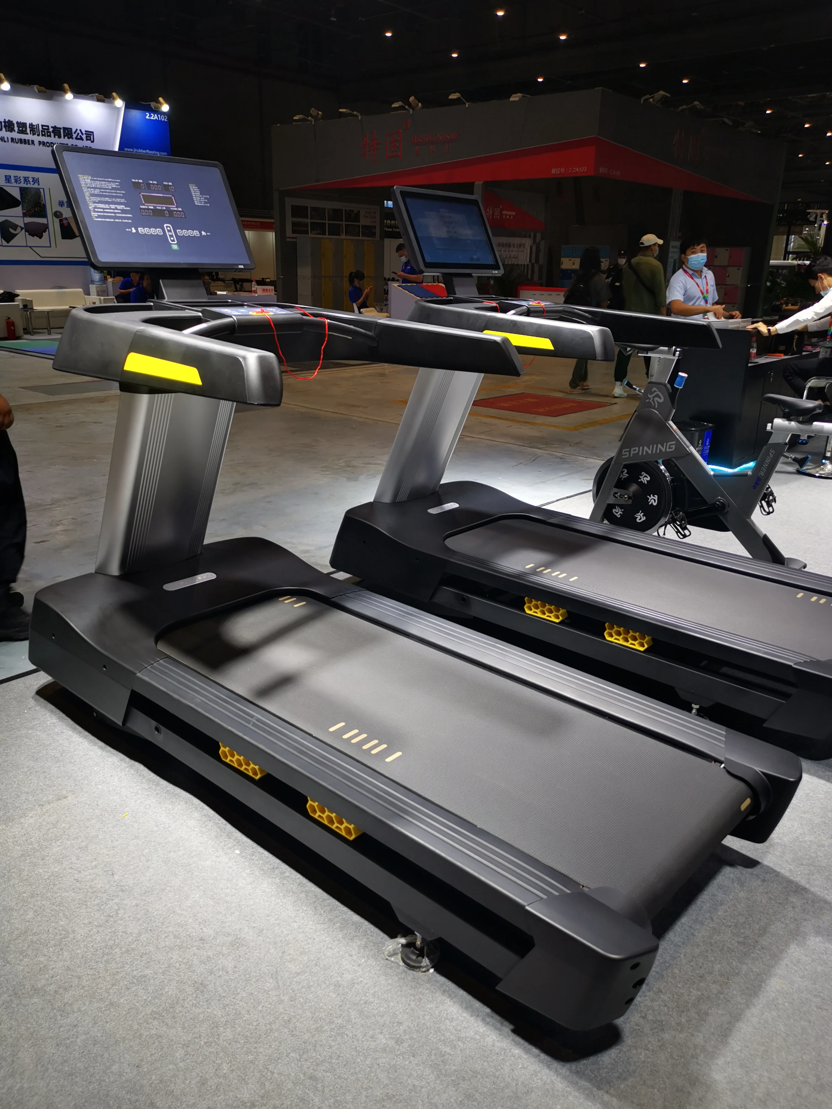 人気の業務用ジム機器、大型モニター付きカーブトレッドミル、電動LED