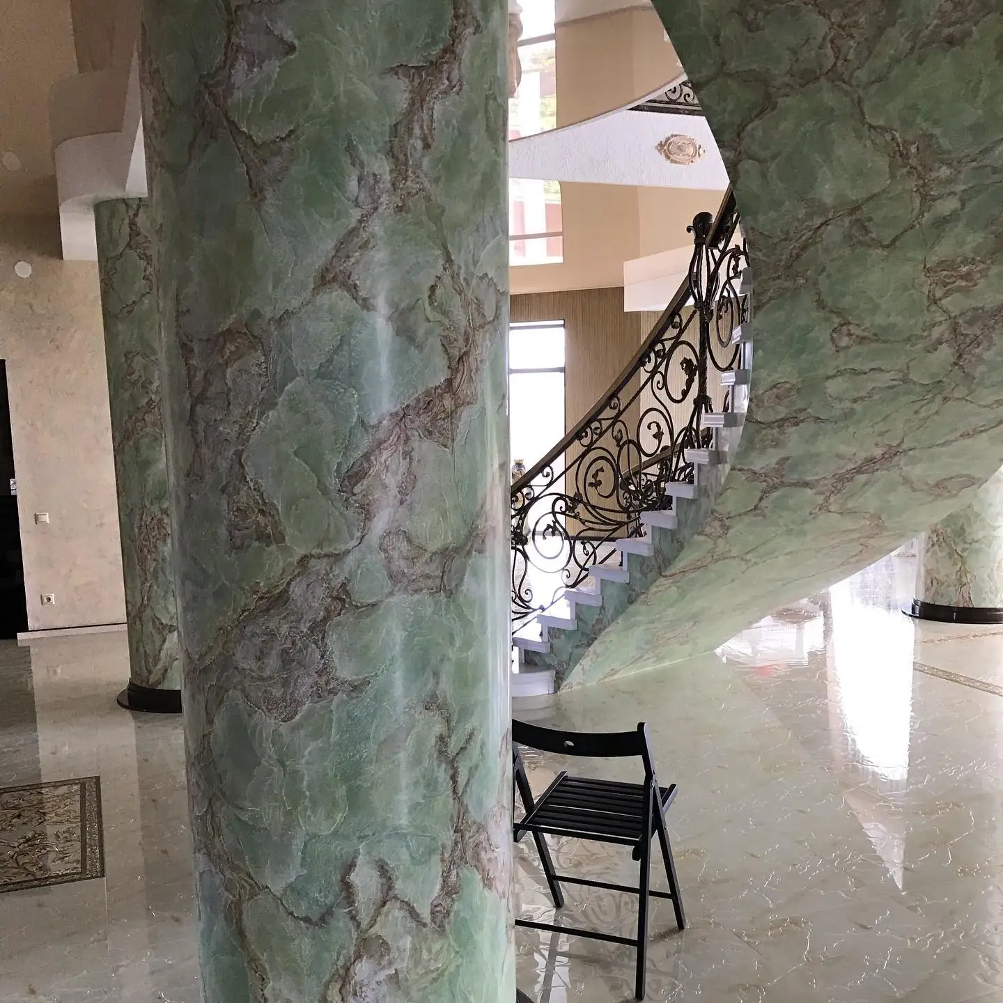 天然石の彫刻と彫刻の装飾グリーンオニキス大理石の中空の柱とローマの