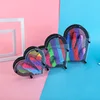 Forme de coeur arc-en-ciel sur fond noir