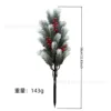 Sapin de Noël blanc avec des baies rouges dans le sol