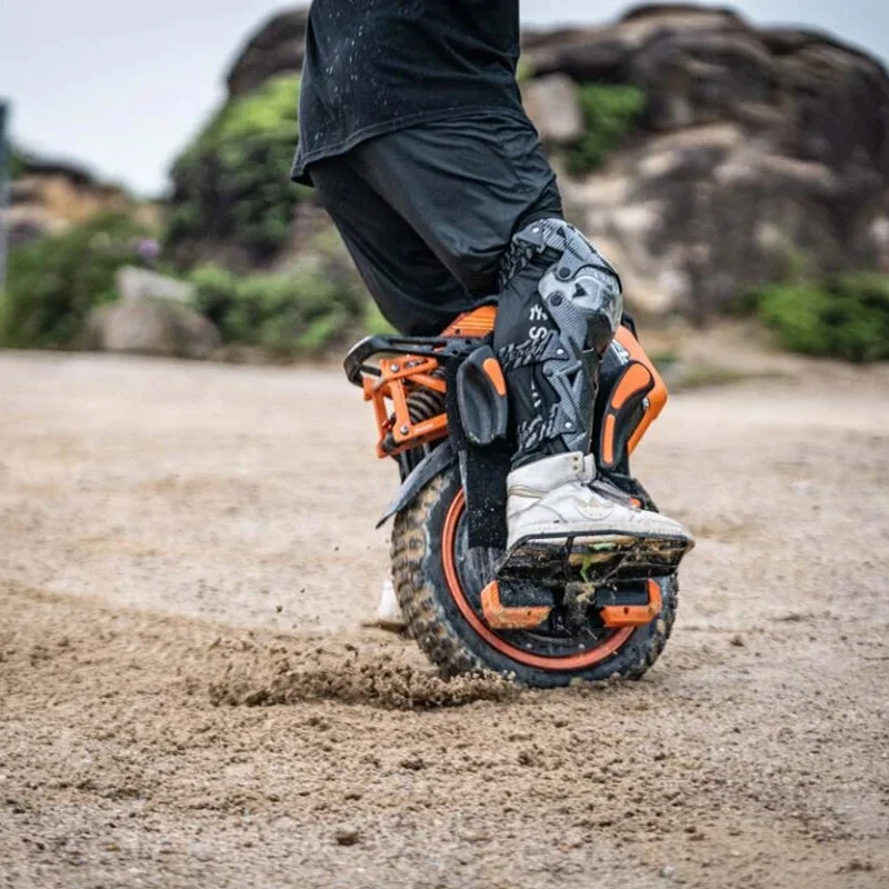 INMOTION V14 電動一輪車 最大速度70km/h 充電範囲120km