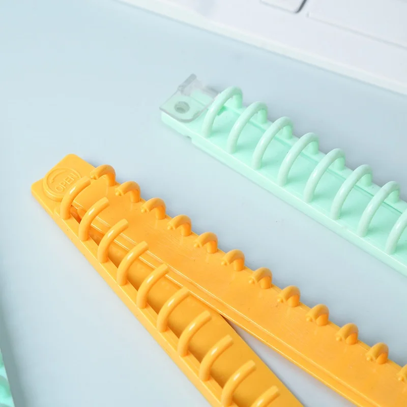 Многоцветный 26 кольцевой зажим для переплета прозрачные пластиковые зажимы открывания краев офисной бумаги