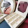 Set di 5 pezzi bianchi con motivo a rilievo a nove griglie, include nastro