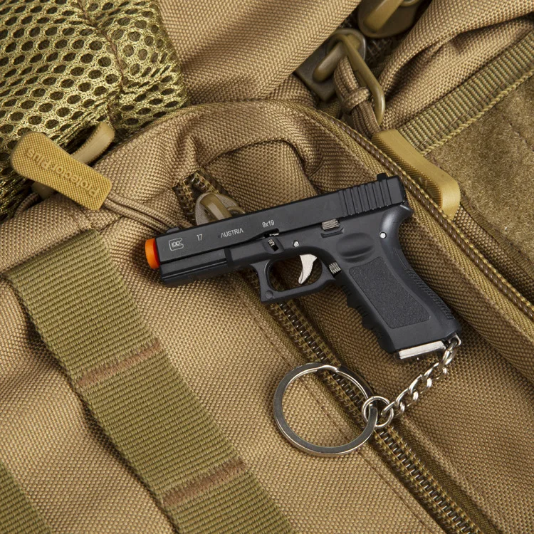 Shell Ejecting Gun Keychain 7cm Mini Gun Keychain Toy 70mm G17 Pistol Model  High Quality Miniature Gun Key Chain for Kids Gift