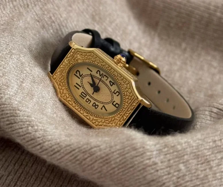 IEKE Vintage Engraved Quartz Ladies Watch