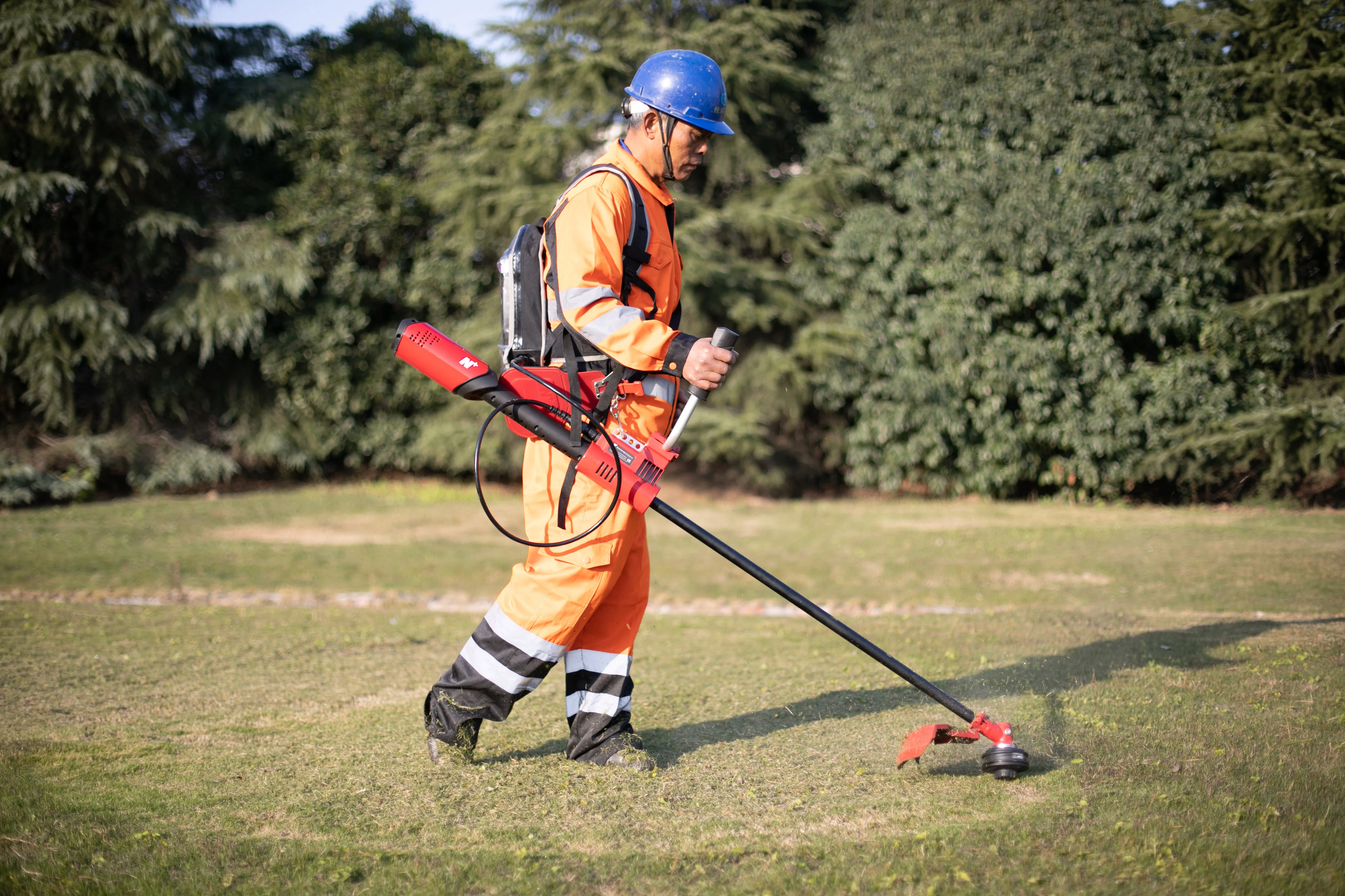 Strong Power Electric Grass Cutter New Energy Equipped With Brush-less Motor Garden Tool Professional Brush Cutter