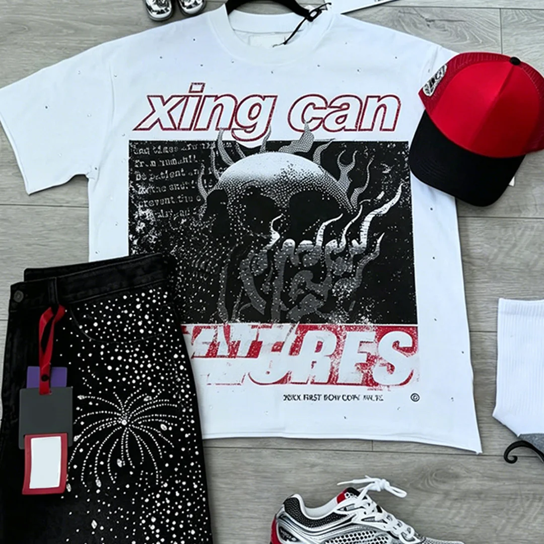 Brugerdefineret herretøj i vintage streetwear-stil med DTG-digital print på T-shirt og revne jeansshorts – brugerdefineret varmeoverførsel samt strass-broderi