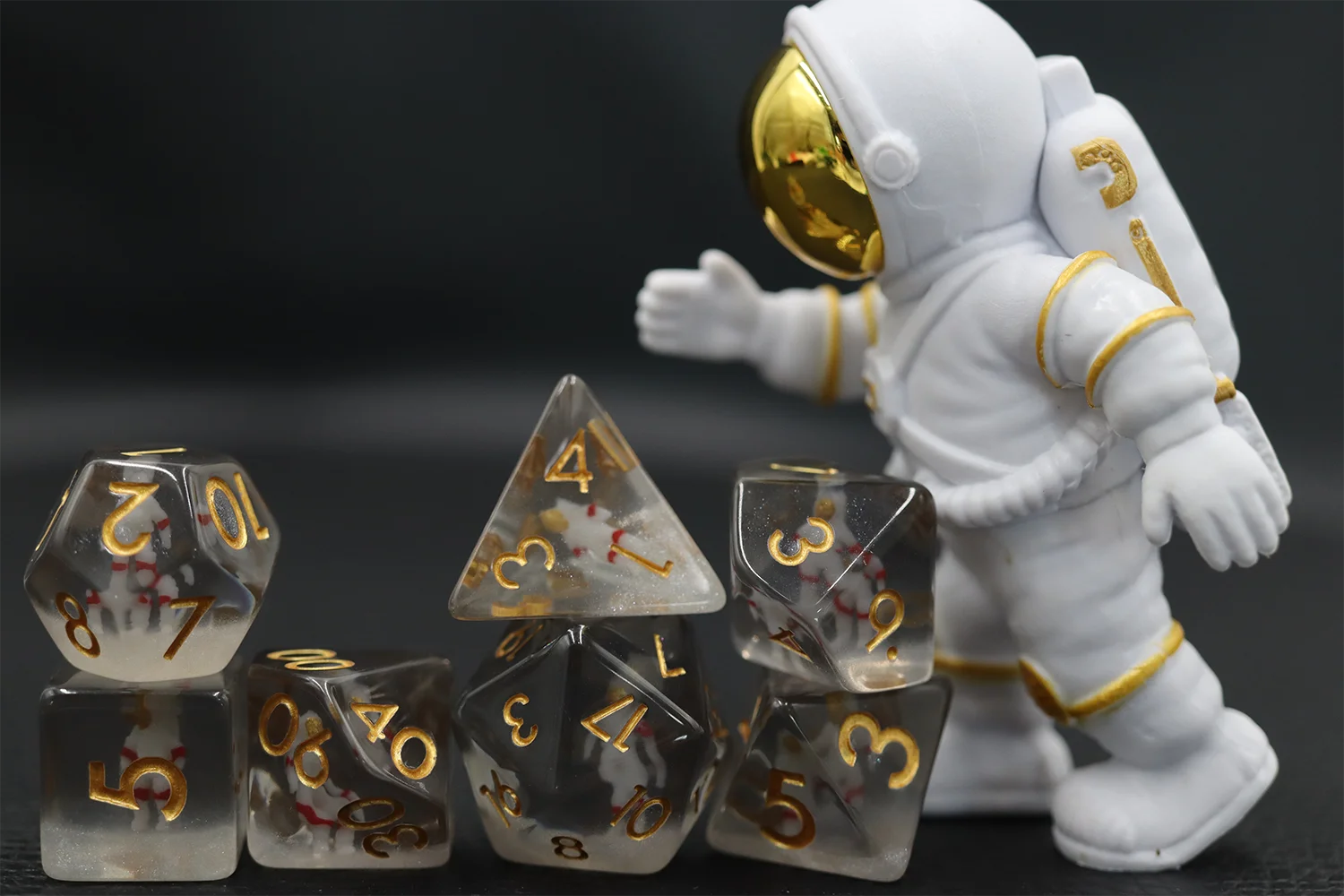 Handmade 7pcs Bulk Resin Round Edge Dnd Dice Set Astronaut Inclusion Polyhedral Resin Dice for Dnd Games factory