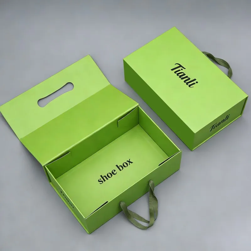 Ψηφιακή εκτύπωση, εξατομικευμένο λογότυπο, μαύρο χαρτοκιβώτιο για υποδήματα, συσκευασία με ματ λαμινάρισμα, χαρτοκιβώτιο από κυματοειδές χαρτόνι για παπούτσια με λαβή από ταινία