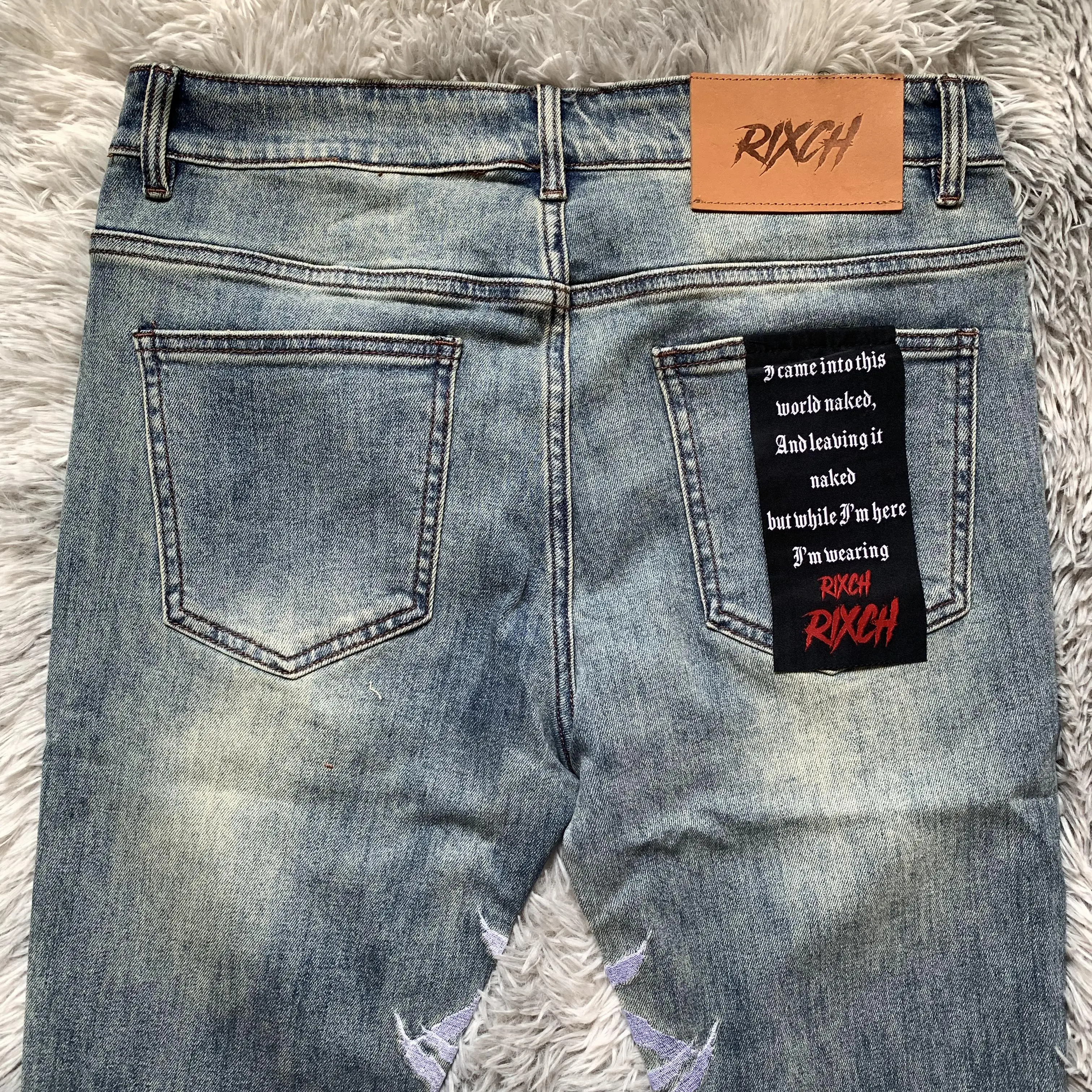 Pantaloni affusolati da uomo con etichetta personalizzata, con ricamo blu sulla gamba interna, con tasca posteriore, stile stilista, effetto consumato_voghion.com