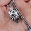 Cadena de acero con calavera grande plateada.