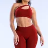 Soutien-gorge et pantalon bordeaux à épaules dénudées