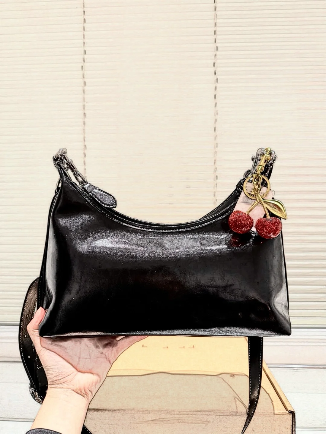 French Niche Design Cowhide Solid Color Clip Closure Clamp Single Strap High-end Fashion Urban Minimalism Winter 2025 Middle