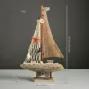 colorato Una piccola barca a vela da traino color legno