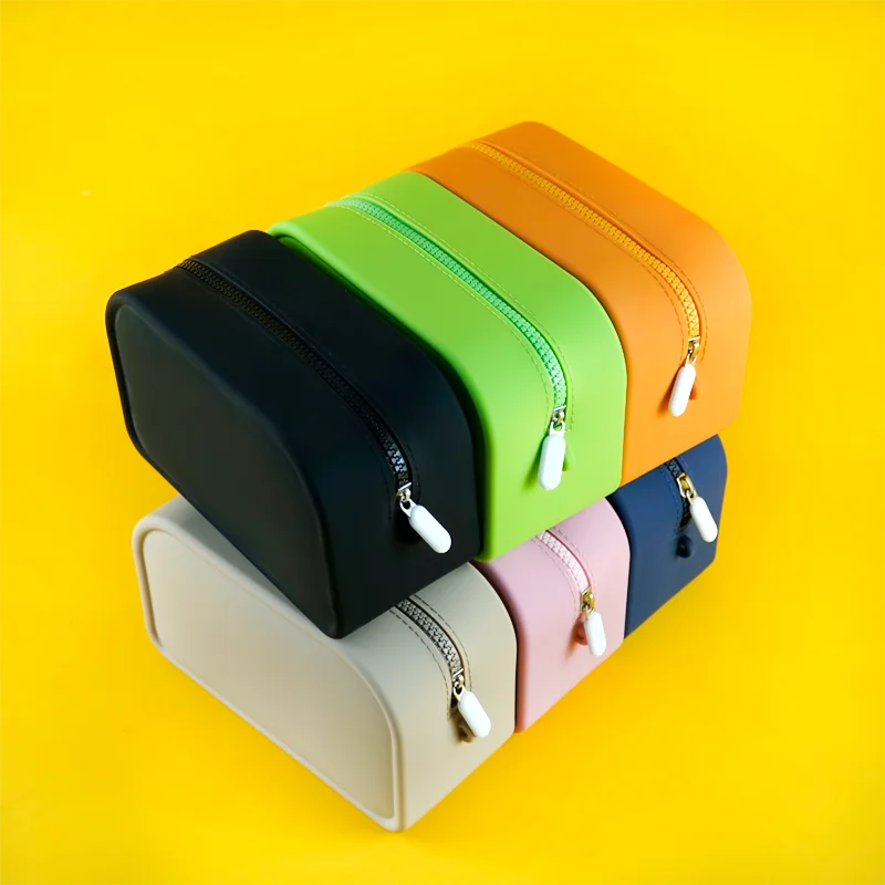 Latest Custom-Made Logo Washable Silicone Cosmetic Toiletry Brush Pouch Storage Zipper Toiletry Coin Purse Bag