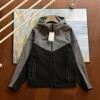 Chaqueta con capucha tipo sudadera