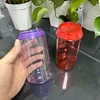 Botella morada con tapas moradas.