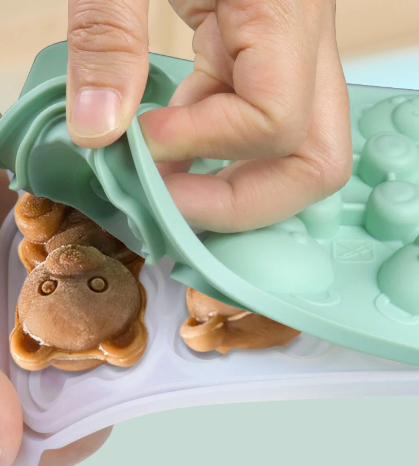 6-Piece Small Bear Silicone Ice Cube Mold Popular Household Ice Cream Tool for Making Frozen Ice Balls manufacture