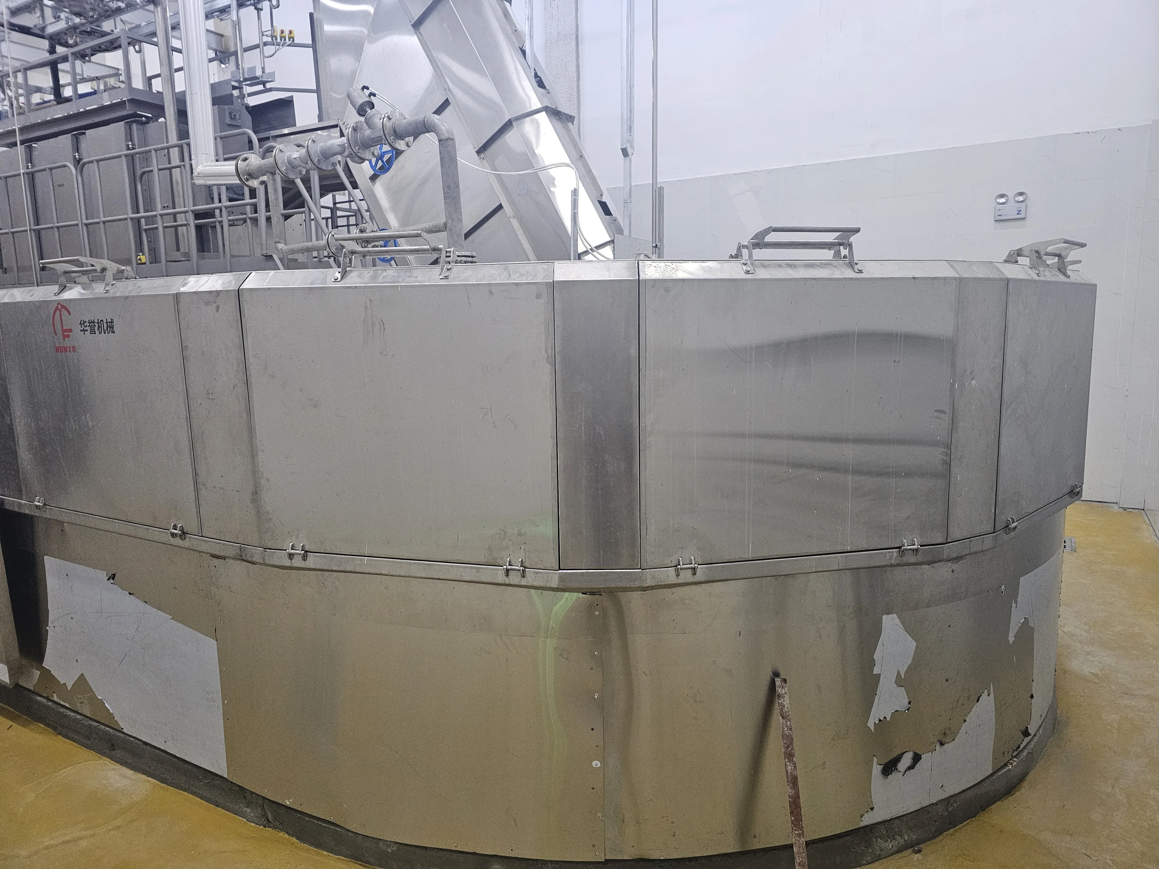 Slaughterhouse scalding machine and pig slaughtering machine for modern slaughterhouse