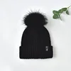 Noir avec pompon noir