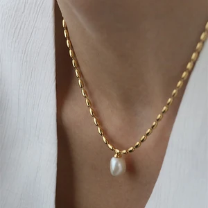 Luxurious Stainless Steel Sweet Necklace for Women Exquisite Gold Plated Freshwater Pearl Pendant Fashionable Natural Beauty