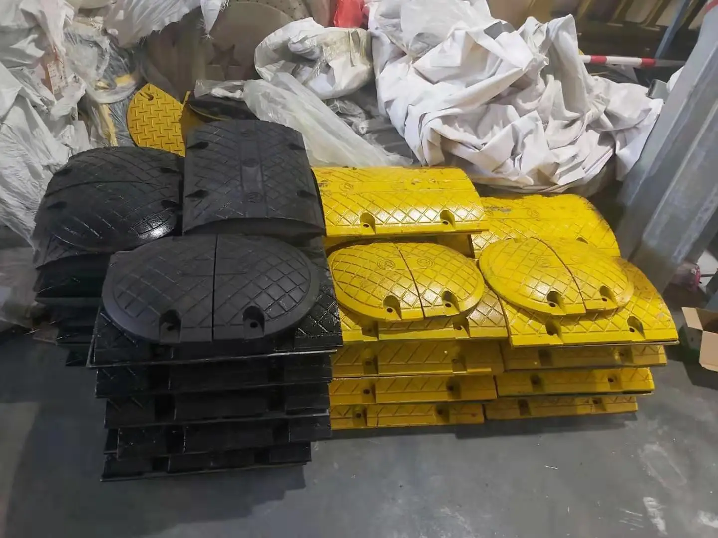 Road traffic safety truck vehicle slow down reducer barrier Heavy duty steel speed breaker bump metal Speed humps