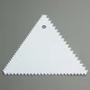 Raschietto triangolare bianco per denti