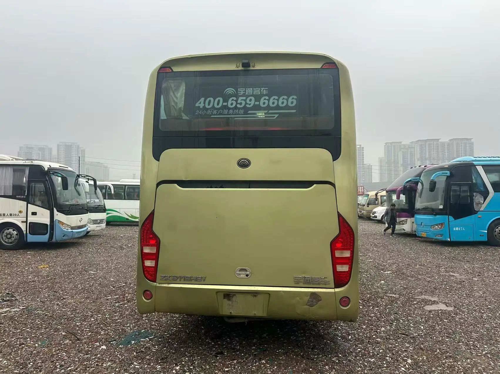 YU-TONG ZK6119H2Y Coach Bus 49 Seats Second Hand Gold Color Air