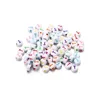 Fond blanc avec lettres rondes colorées T