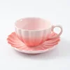ถ้วยและจานรองสีชมพูไล่ระดับ