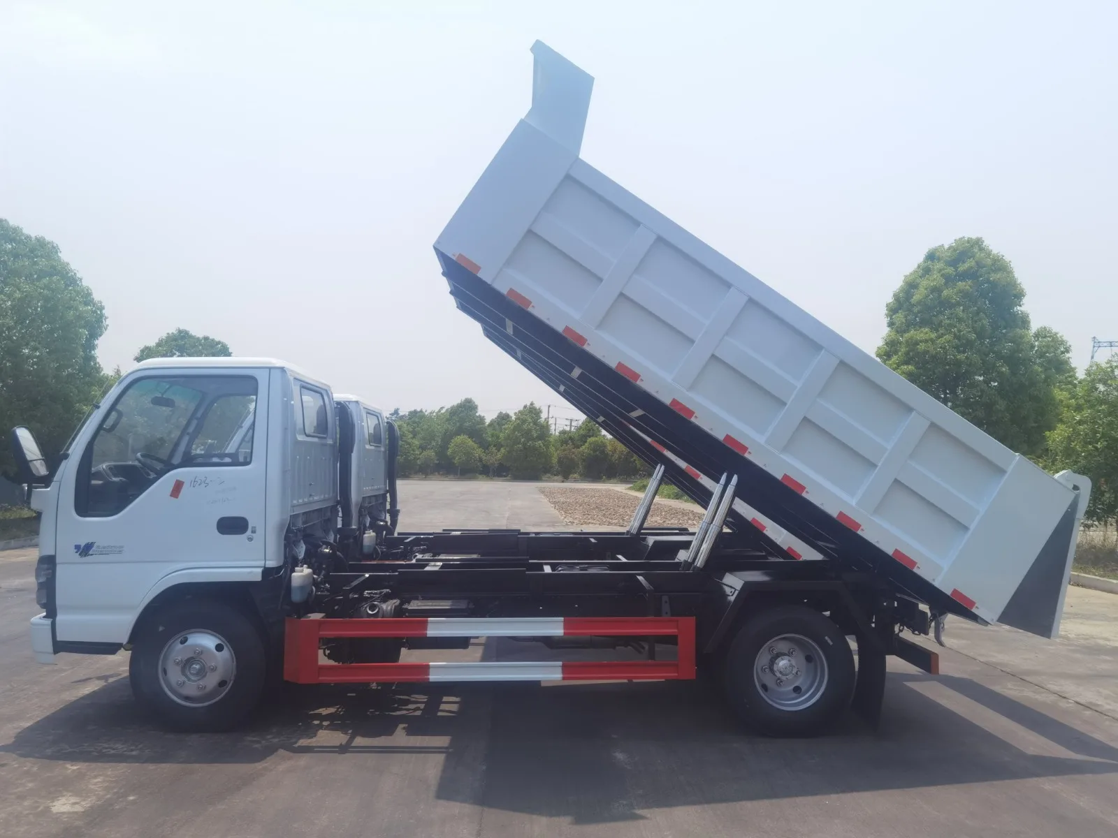 Isuzu Dump Trucks - Reliable Mini Track Dumper Solutions