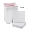 Caja blanca cuadrada de 200 piezas.