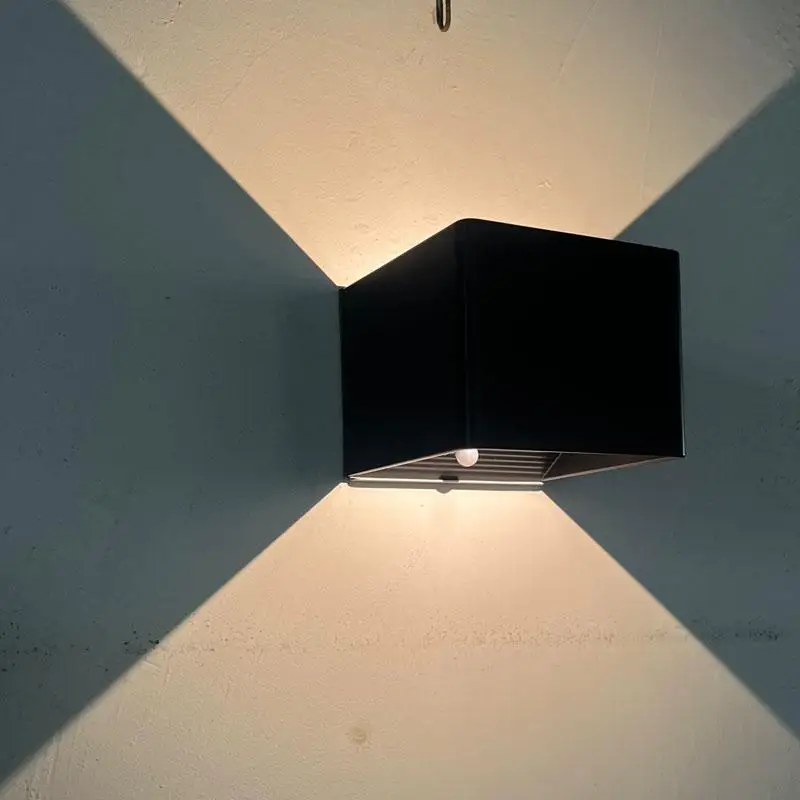 luce a muro LED con caricamento USB 5W in alluminio nero per camera da letto, lampada a muro ricaricabile con sensore di movimento wireless