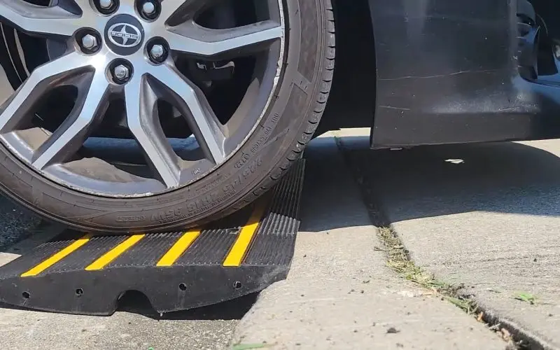 Heavy Duty Rubber Speed Bump Threshold Driveway Curb Ramp for Cars Trucks Scooters Bikes factory