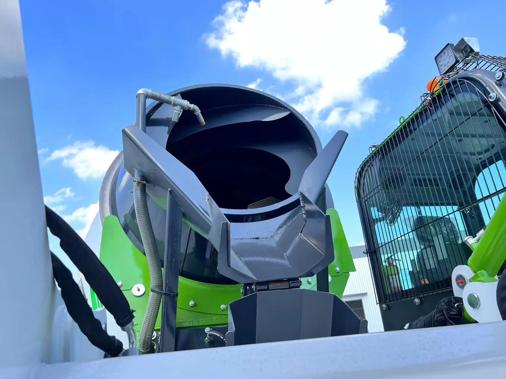 China Mobile Self Loading Ready Mix Concrete Mixing Truck In Malaysia