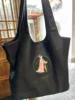 Borsa tote media nera con texture in pelle di cavallo