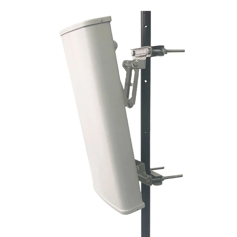 Høyforsterkende panelantenne med 15 dBi for 2,4 GHz med 65° horisontal strålebredde, vertikal polarisering, for trådløse applikasjoner utendørs