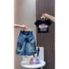 Top nero con scollo all'americana, maniche corte stampate, pantaloncini in denim di media lunghezza