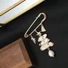 GO0382-2 Spilla con albero di Natale con perle barocche bianche