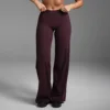 Leggings acampanados color rojo vino.
