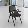 พนักพิงสีดำพร้อมโต๊ะและล้อ