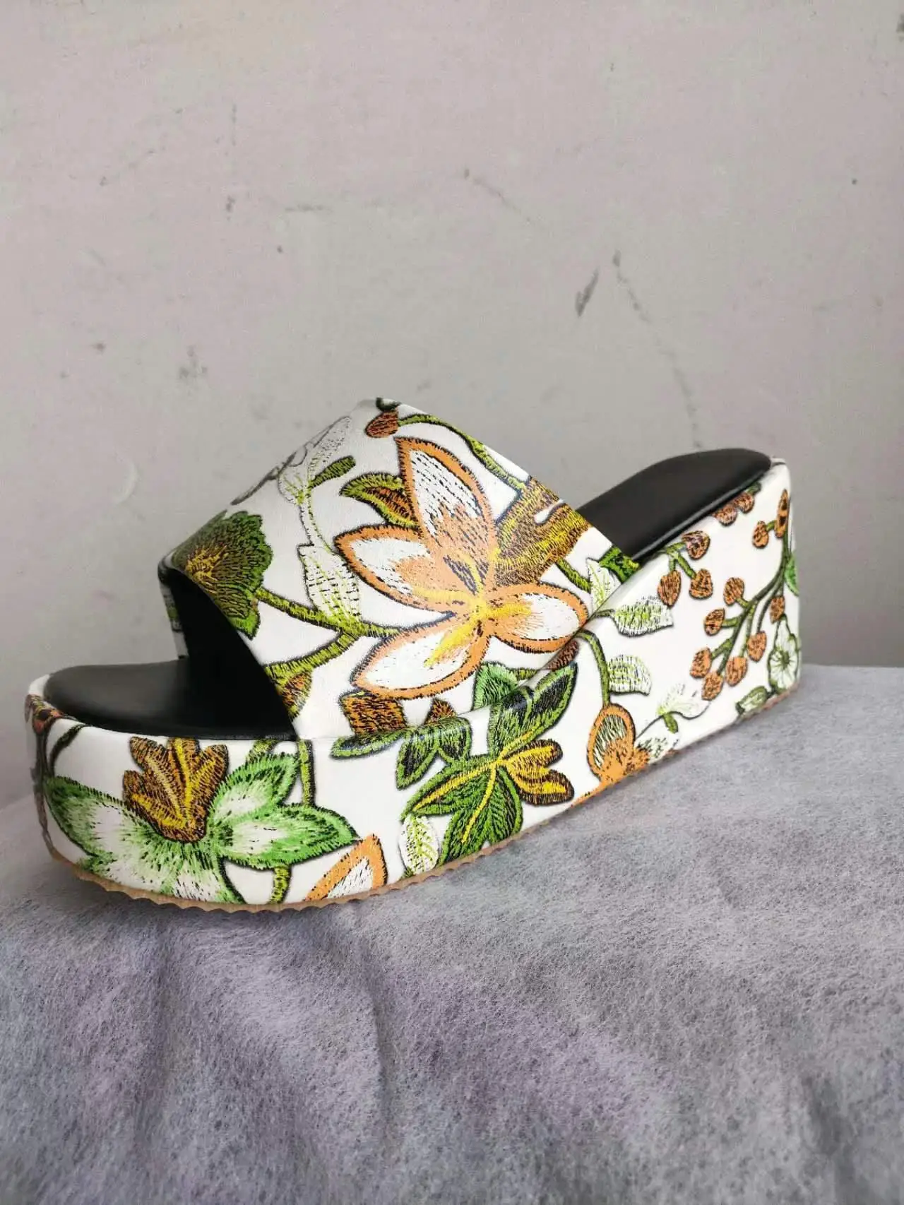 2024 summer new round head wedge with one line classic embroidered women's large size slippers with sandals