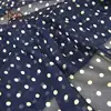 Tessuto in chiffon di seta a pois blu scuro