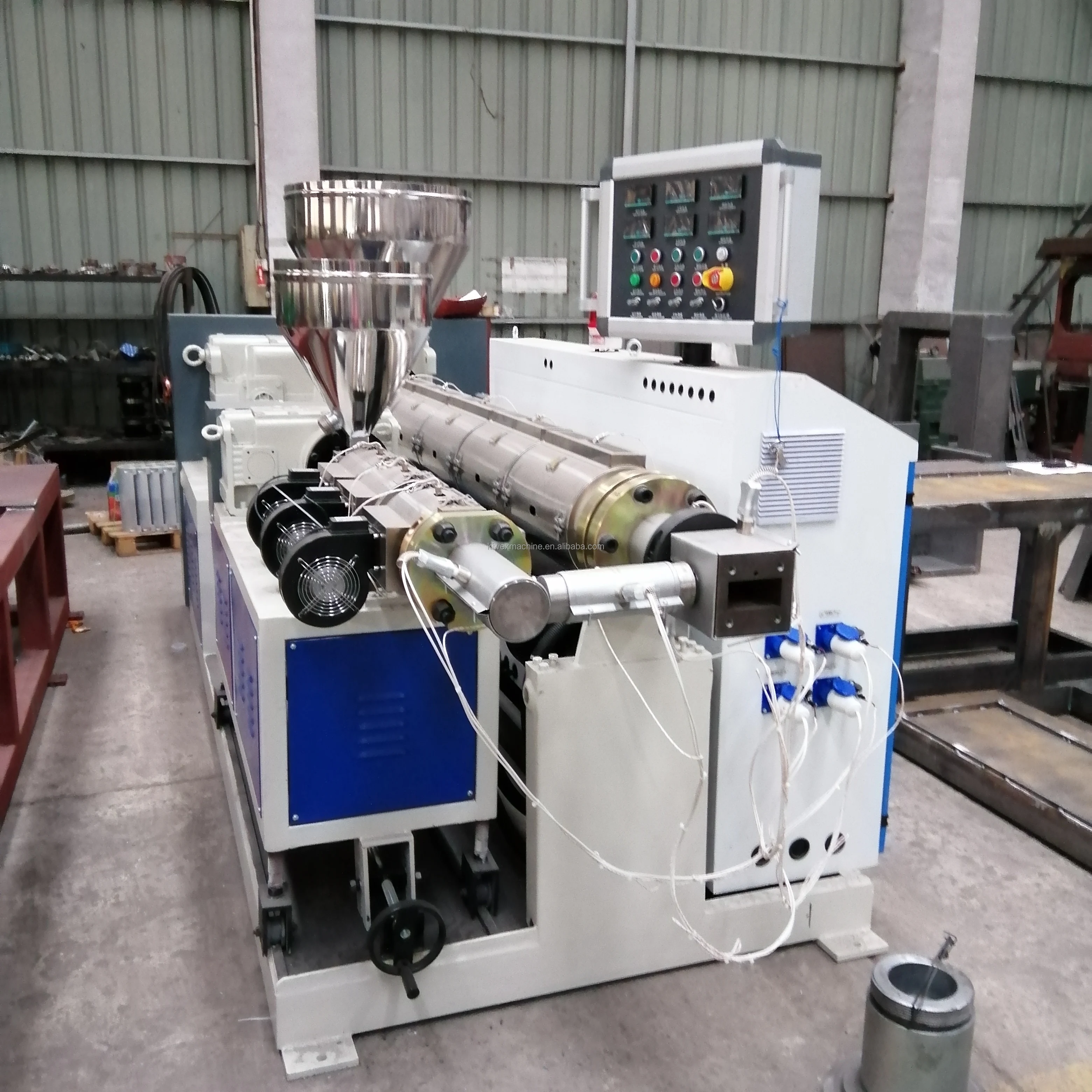 Конический двухшнековый экструдер машины