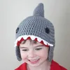 Gorro de tiburón con orejeras, sin trenzas.