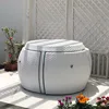 Cuatro sillas y una mesa blanca.