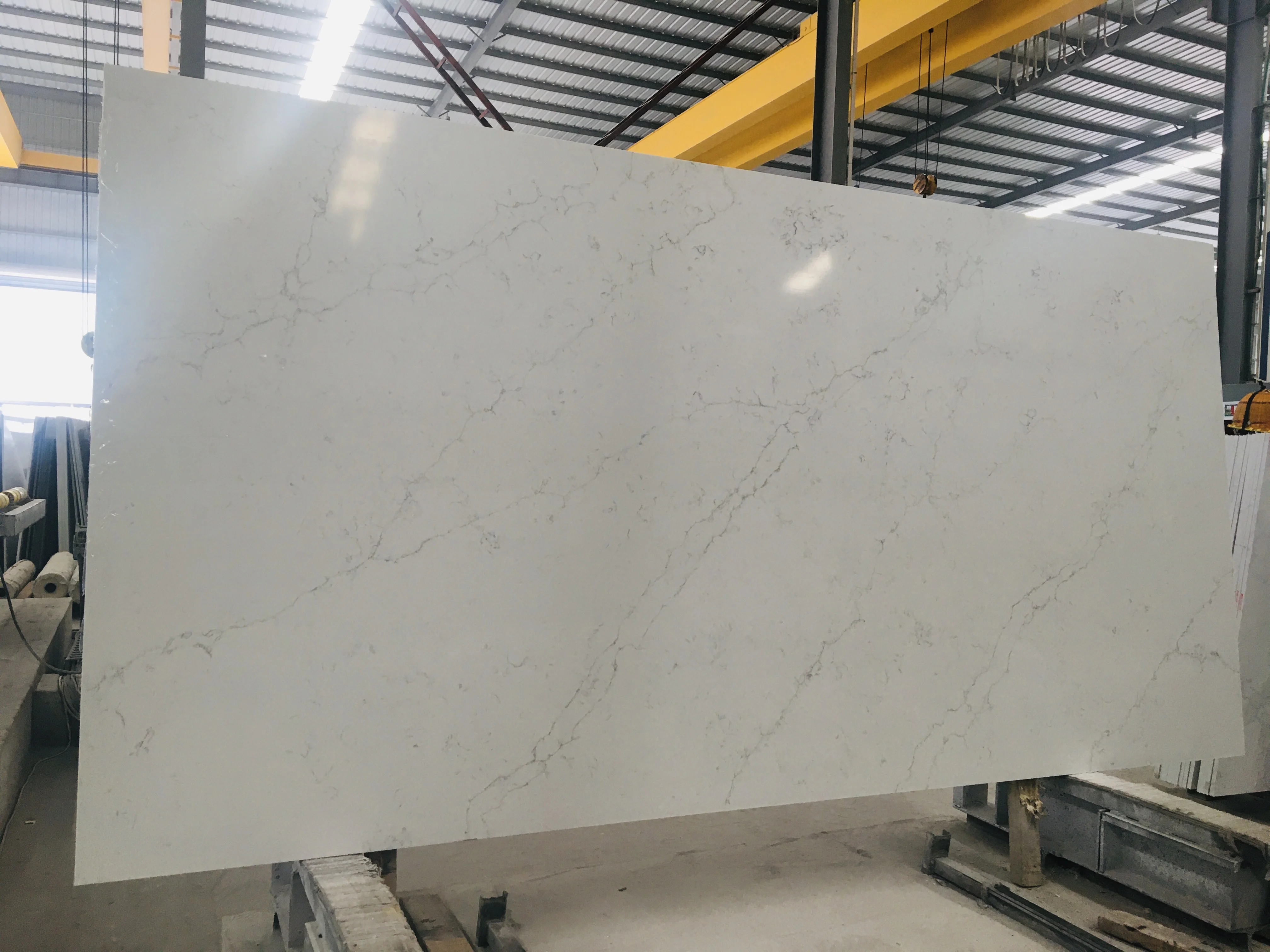 Customized Modern Natural Quartz Stone Countertops Table Tops Kitchen Island Calacata White Eco-Friendly 5-Year Warranty Factory